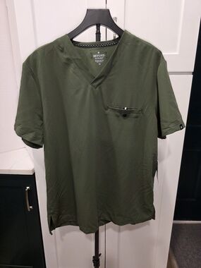 Beyond Scrubs V-neck Short Sleeve Top Medium  Olive Green Mens NWT Medical